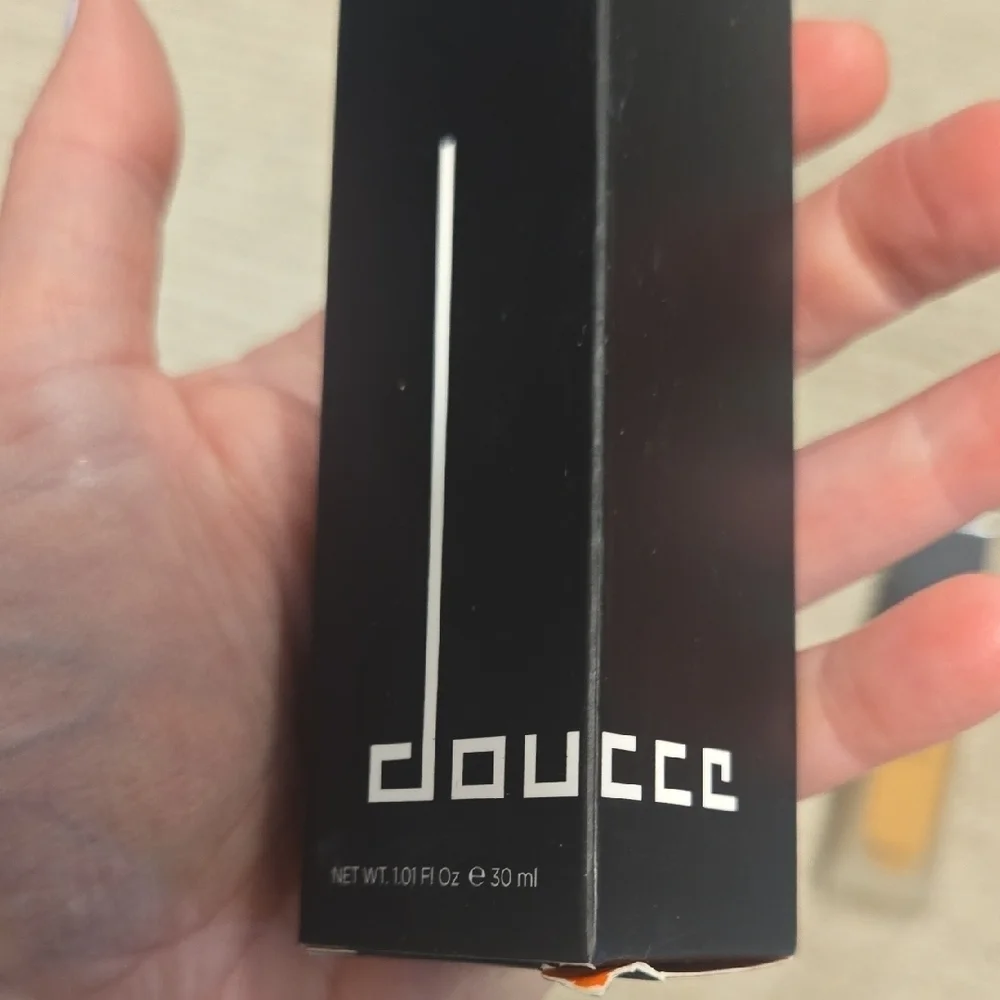 NIB Doucce Cache Creme Satin Foundation YD11